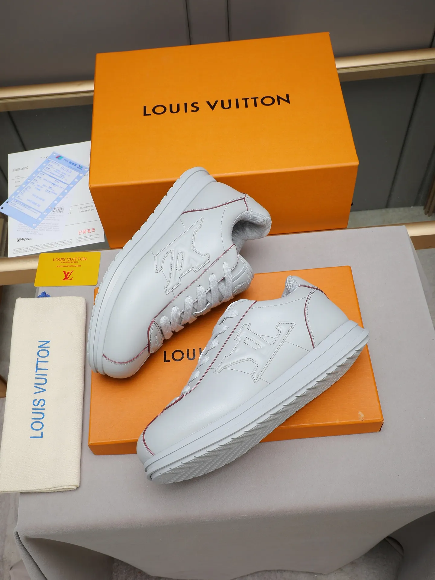 PP560 LV Louis Vuitton L Jialu Brand Runner Tatic Series Thick-soled Casual Sports Shoes Running Shoes Original purchase, development and production This LV Runner Tatic sports shoe combines technical materials such as mesh fabric and ribbons to interpret the inspiration of traditional mountaineering shoes. LV letters are written on one side, the lariat buckle of the quick lacing system is embellished with Monogram flowers and Louis Vuitton logos, and the light and wear-resistant rubber outsole completes the whole. ▪️Fabric: Original imported cowhide + mesh ▪️Inner lining: Original customized breathable mesh ▪️Sole: Original open-molded anti-slip rubber combination material ▪️Size: Men's 38-44 (customized for 45 and 46)